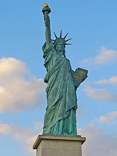 Archivo:Statue of Liberty Paris 2007-05-29