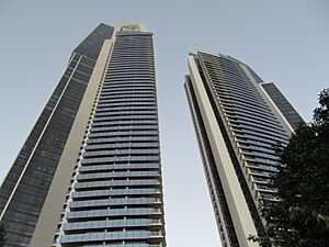 Archivo:Surfers Paradise circle on cavill towers