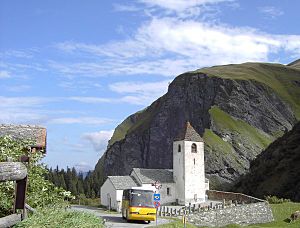 Archivo:Thalkirch Kirche Postauto