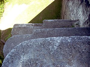 Archivo:Tikal Temple V northwest corner 2