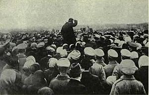 Archivo:TrotskyEnUnDiscursoEnPetrogrado--historywartimes14londuoft