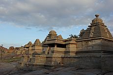 Archivo:Two Shiva temples on Hemakuta hill at Hampi