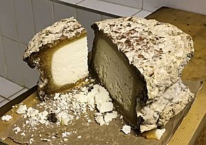 Archivo:Tyrolean grey cheese Loaf Cut