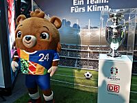 Archivo:UEFA EURO 2024 Trophy Tour in Berlin (S+U-Bahnhof Berlin Hauptbahnhof) (EM Maskottchen Albärt & Henri-Delaunay-Pokal) (1)
