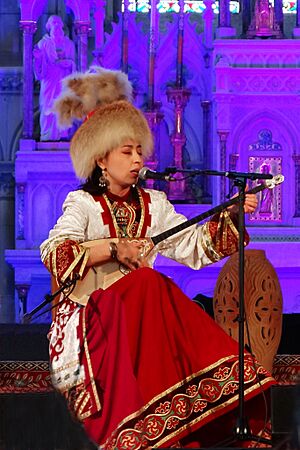 Archivo:Ulzhan Baibussynova, chant et luth dombra Kazakhstan, Concert Bardic Divas Les poétesses de lAsie Centrale Kazakhstan et Ouzbékistan, Festival Les Orientales (Saint-Florent-Le-Vieil)