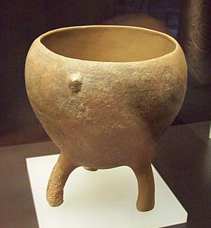 Archivo:Vaso trípode argárico (M.A.N. 1983-57-339) 01