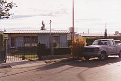 Archivo:Vivienda y camioneta de YPF en Cañadón Seco 1994