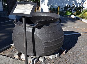 Archivo:Whaling Trypot (Blubber Pot), Simon's Town SA