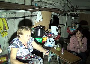 Archivo:Yasynuvata residents hiding in a makeshift bomb shelter