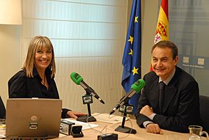 Archivo:Zapatero entrevistado en Julia en la onda