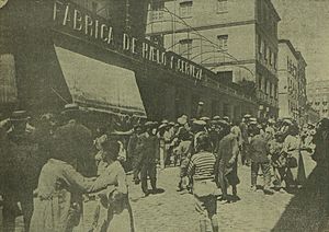 Archivo:1917-08-14, La Mañana, Grupo de huelguistas que intentaron asaltar la fábrica de cervezas de los Hijos de C. Mahou, Pío (cropped)
