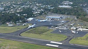 Archivo:Aéroport de Mayotte en vue haute
