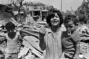 Archivo:A mother cries in front of destroyed buildings in El Buss camp, Tyre, Lebanon, after the Israeli invasion in June 1982