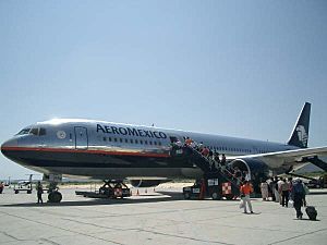 Archivo:Aeromexico Boeing 767-300ER at Los Cabos International Airport