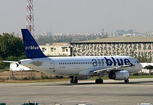 Archivo:AirBlueA320Karachi00128