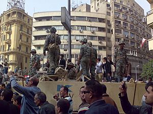 Archivo:Army Truck and Soldiers in Tahrir Square, Cairo