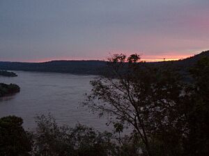 Archivo:Atardeceruruguayrio