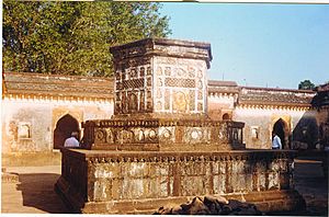 Archivo:Bajirao samadhi raverkhed