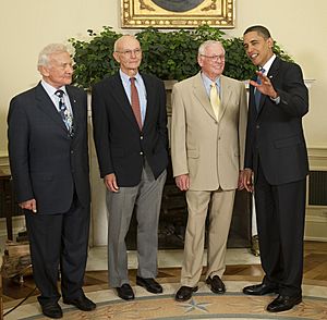 Archivo:Barack Obama with Apollo 11 crew in the Oval Office 2009-07-20