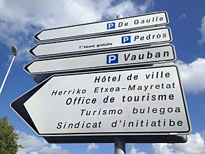 Archivo:Bayonne sign in French Basque Gascon-Occitan