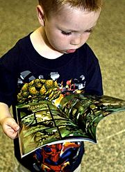 Archivo:Boy reading marvel comics