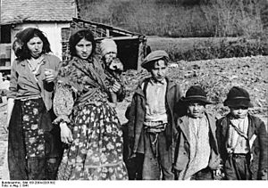 Archivo:Bundesarchiv Bild 183-2004-0203-502, Bei Agram, kroatische Sinti und Roma-Frauen und Kinder