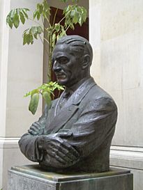 Archivo:Busto de Jorge Eliecer Gaitán en el interior del edificio del Congreso de Colombia. Vista de semiperfil