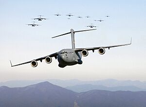 Archivo:C-17 aircraft over over the Blue Ridge Mountains 2005