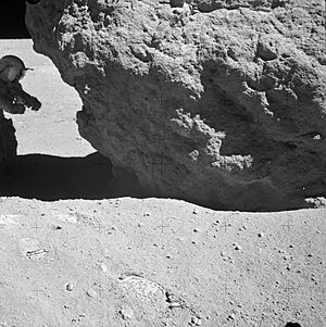 Archivo:Charlie Duke near Shadow Rock, Apollo 16