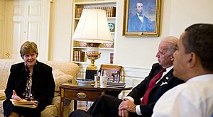 Archivo:Christina Romer meets with Barack Obama & Joe Biden 1-30-09