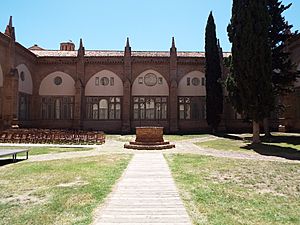 Archivo:Claustro de la catedral de Tarazona 05