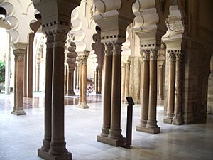 Archivo:Columnatas de la Aljafería