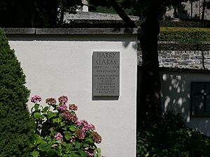 Archivo:CommemorativePlaqueHarryClarke-FriedhofHofChur RomanDeckert22072023-02