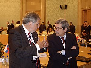 Archivo:Con el Fiscal General de Portugal, en Moscú en 2006.