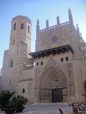Archivo:Fachada principal y torre de la Catedral de Huesca