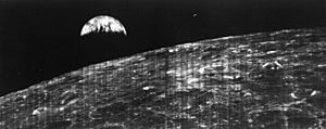 Archivo:First View of Earth from Moon