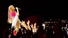 Archivo:Florence and the Machine perfoming during the Dance Fever Tour in Chicago