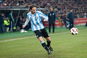 Archivo:Gabriel Milito – Portugal vs. Argentina, 9th February 2011 (1)