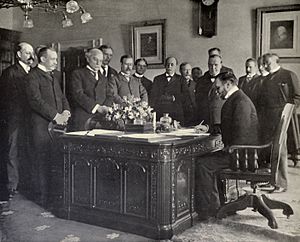 Archivo:John Hay signs Treaty of Paris, 1899