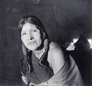 Archivo:Kate T. Cory, Young married woman with corn pollen and braids, 1905-1912, Museum of Northern Arizona, Flagstaff