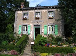 Lock keepers cottage Mayenne.jpg