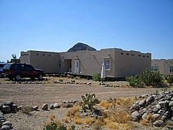 Archivo:Modern desert mobile home - manufactured house