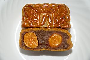 Archivo:Mooncake with double yolk and lotus seed paste
