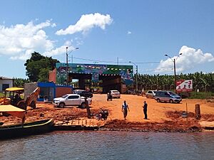 Archivo:Muelle de Tambiaporá. Vista desde la balsa que cruza el lago Yguazú
