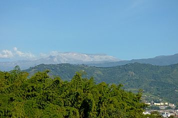 Archivo:Nevado del Ruiz visto desde Pereira - Flickr - Alejandro Bayer (1)