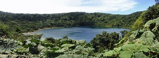 Archivo:Panorama 2 Botos Lake (Crater), Poas Volcano Ntl Park CRI 08 2009