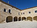 Plaza porticada del Ayuntamiento de Hinojosa de Jarque (Teruel)