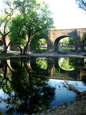 Archivo:Puente de la Historia San Juan del RIO