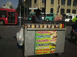 Archivo:Puesto callejero de Completos ("hot dogs)