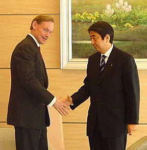 Archivo:Robert Zoellick meets Shinzo Abe 2006-01-23 (cropped)
